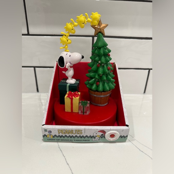 Peanuts Kurt Adler Light up Musical Table Piece for Christmas - Picture 1 of 9